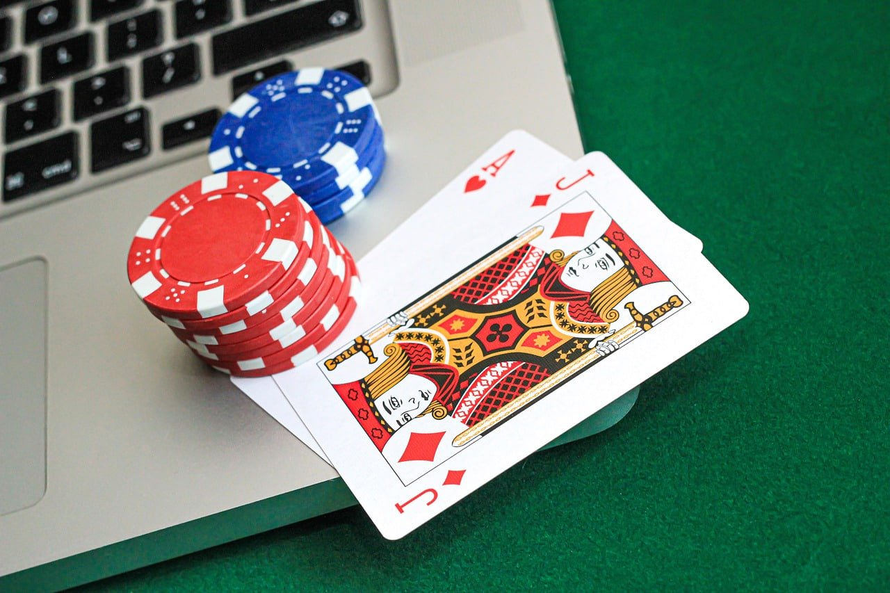 Dealer melempar dadu dalam studio live Sic Bo Dadu di sydney lotto dengan kamera HD multi-sudut